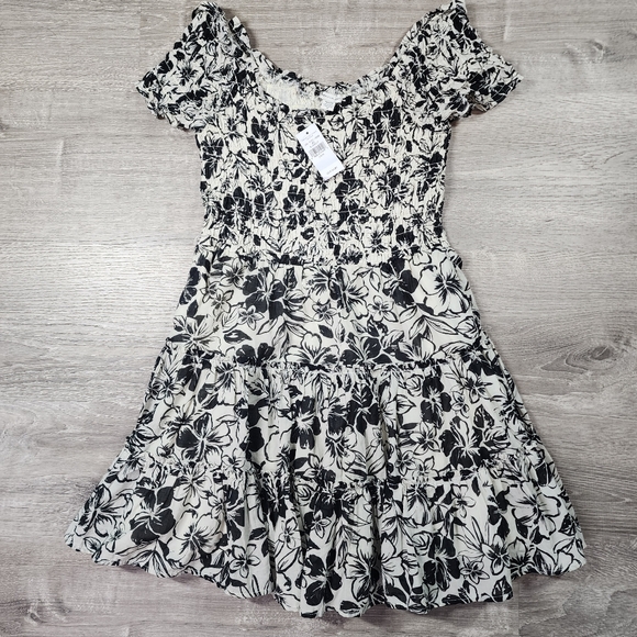 American Eagle Outfitters Dresses & Skirts - AMERICAN EAGLE Tropical Floral Hibiscus Tiered Shortsleeve Dress Medium